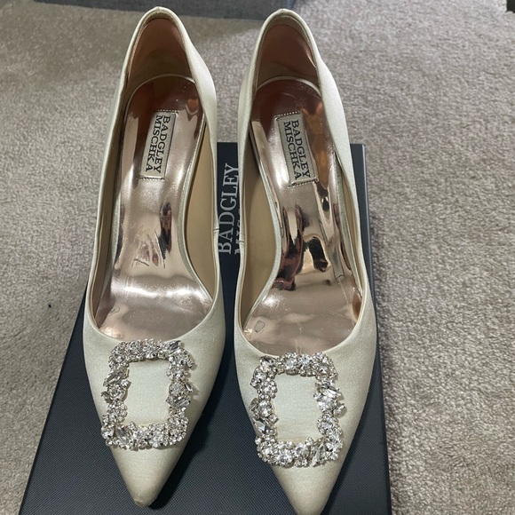 Badgley mischka satin pumps - Picture 1 of 4